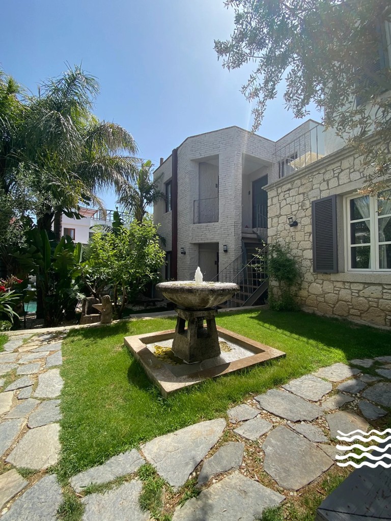 Alâ Otel bahçe ve avlu